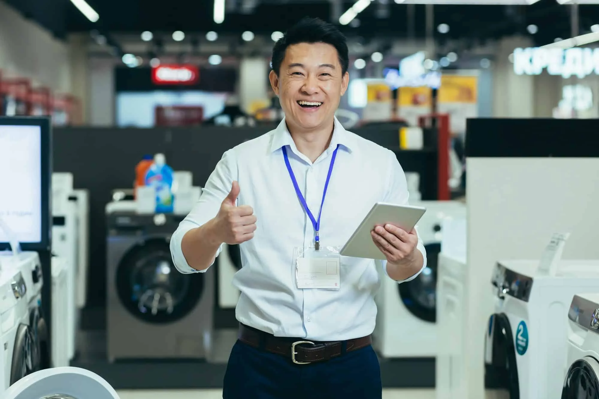 Consultant en électroménager souriant